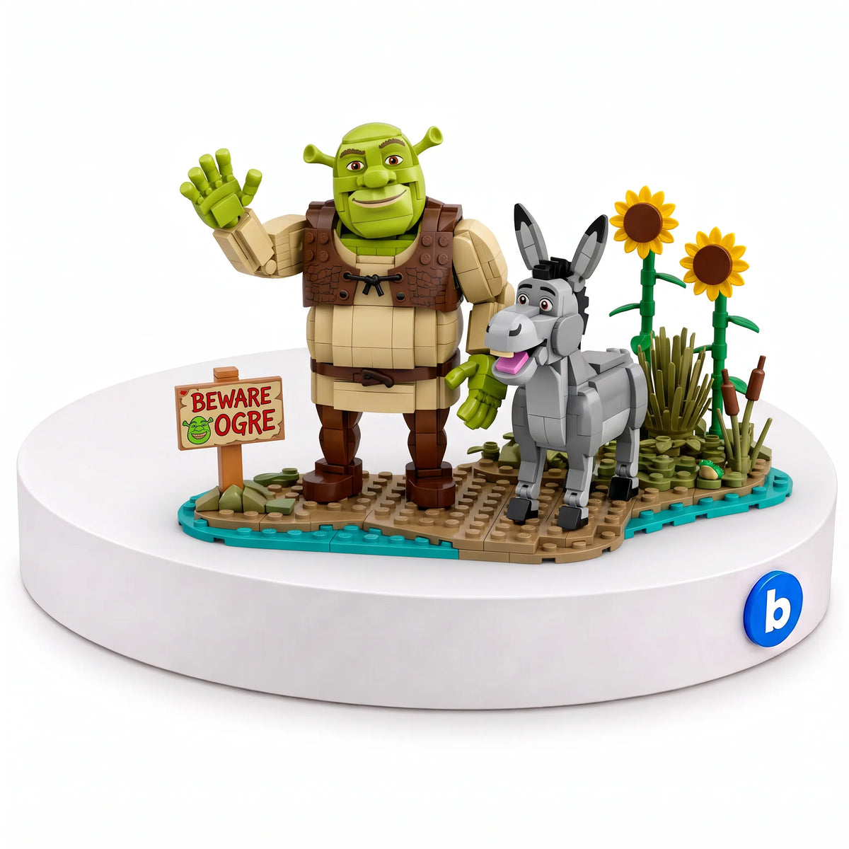 Shrek, Burro e Gato de Botas em blocos de montar BlocoBox, com 1403 peças, na base branca com o selo da BlocoBox