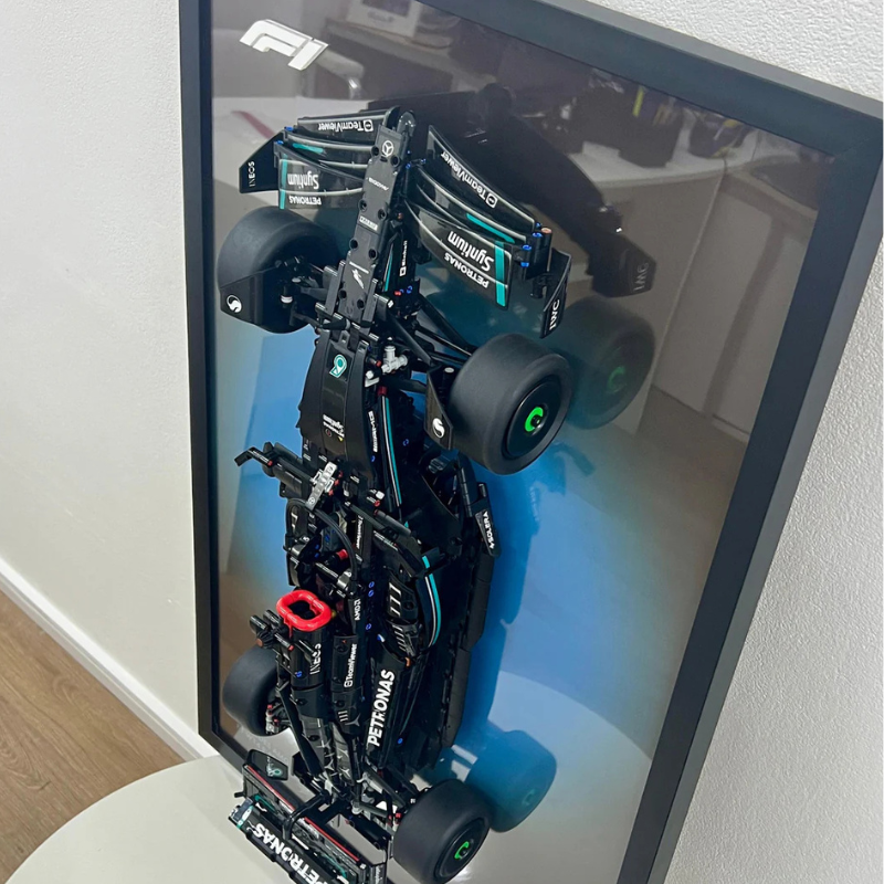 Compre Junto | F1 Mercedes AMG W14 + Quadro