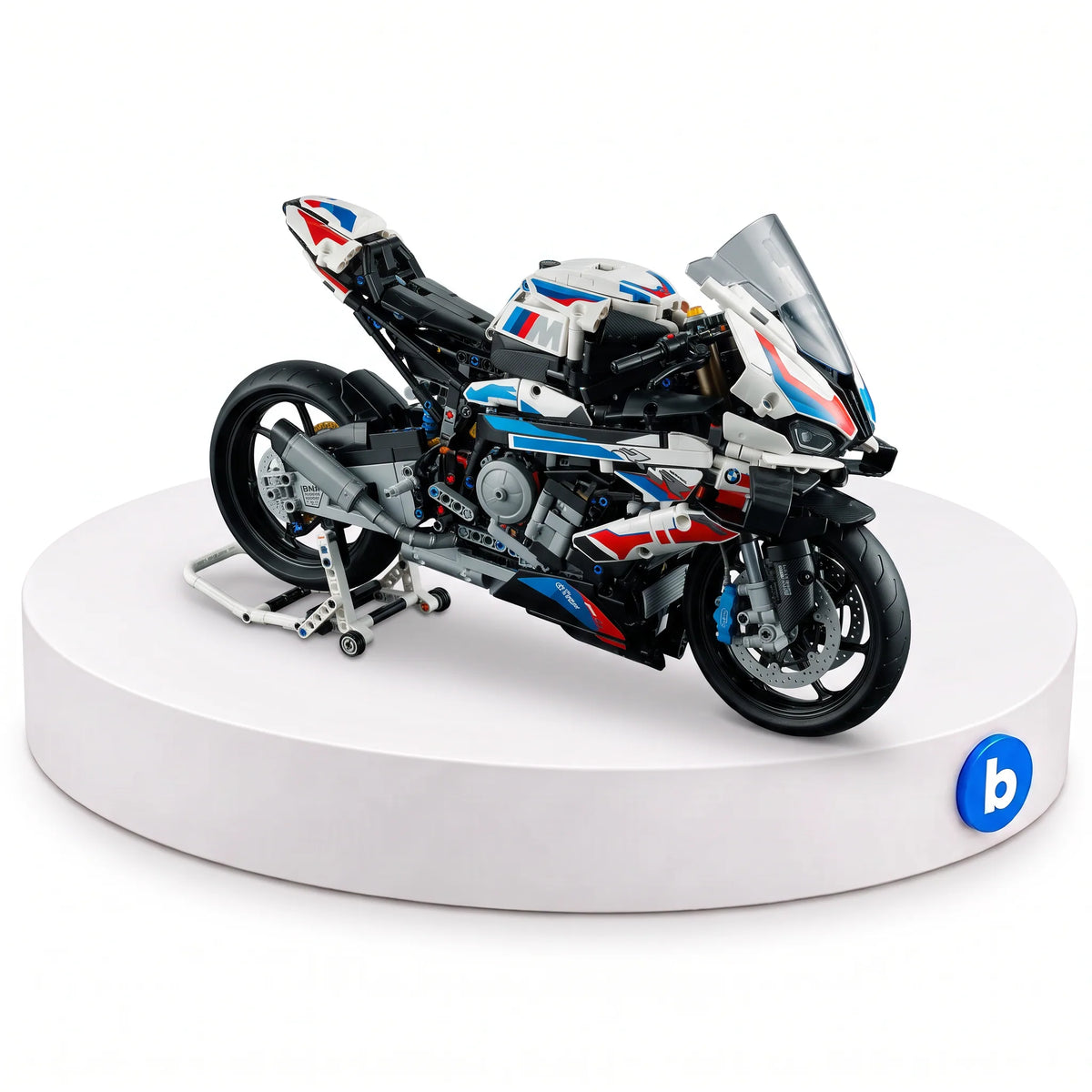 BMW M 1000 RR em blocos de montar BlocoBox, com 1920 peças, na base branca com o selo da BlocoBox