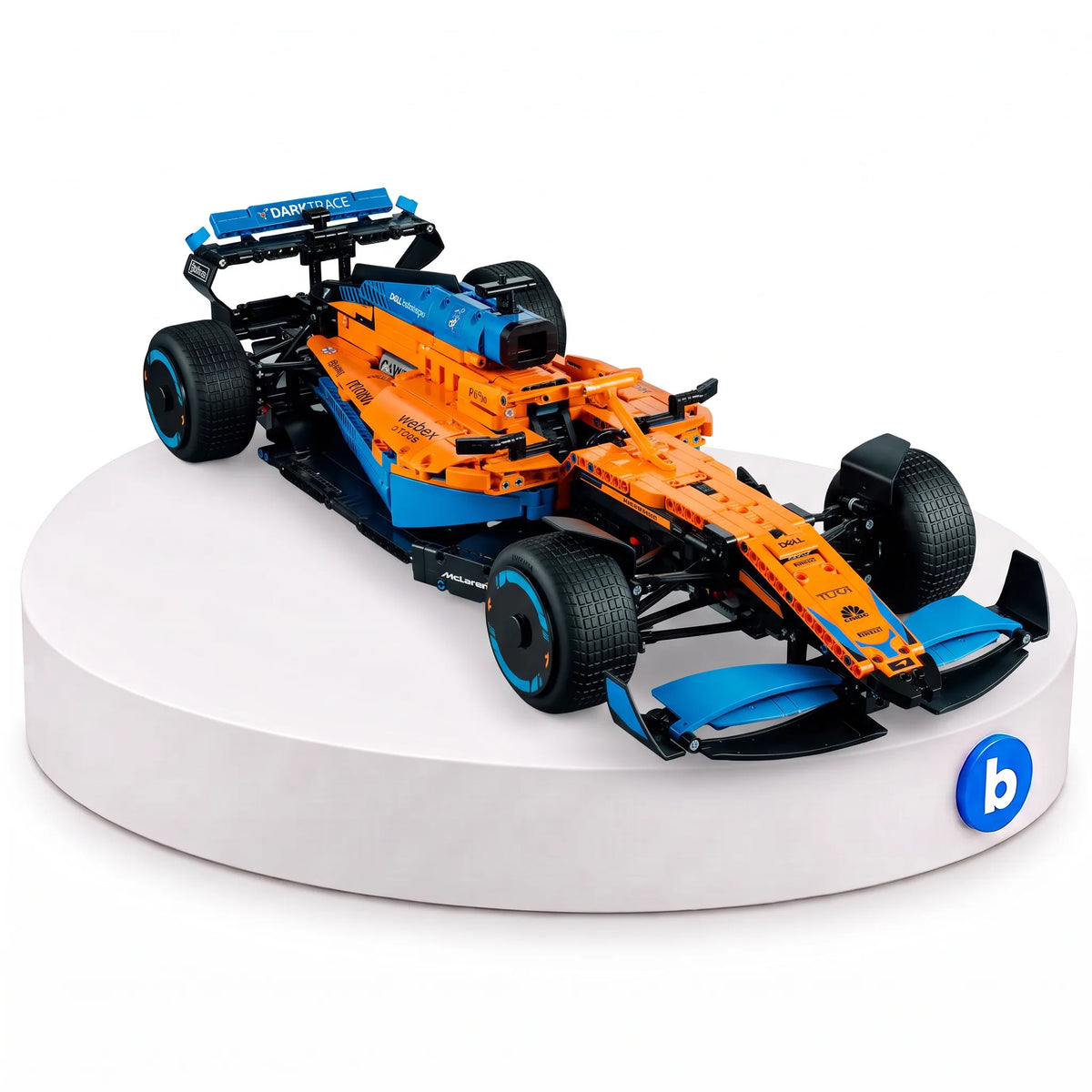 Fórmula 1 McLaren MCL35 em blocos de montar BlocoBox, com 1432 peças, na base branca com o selo da BlocoBox