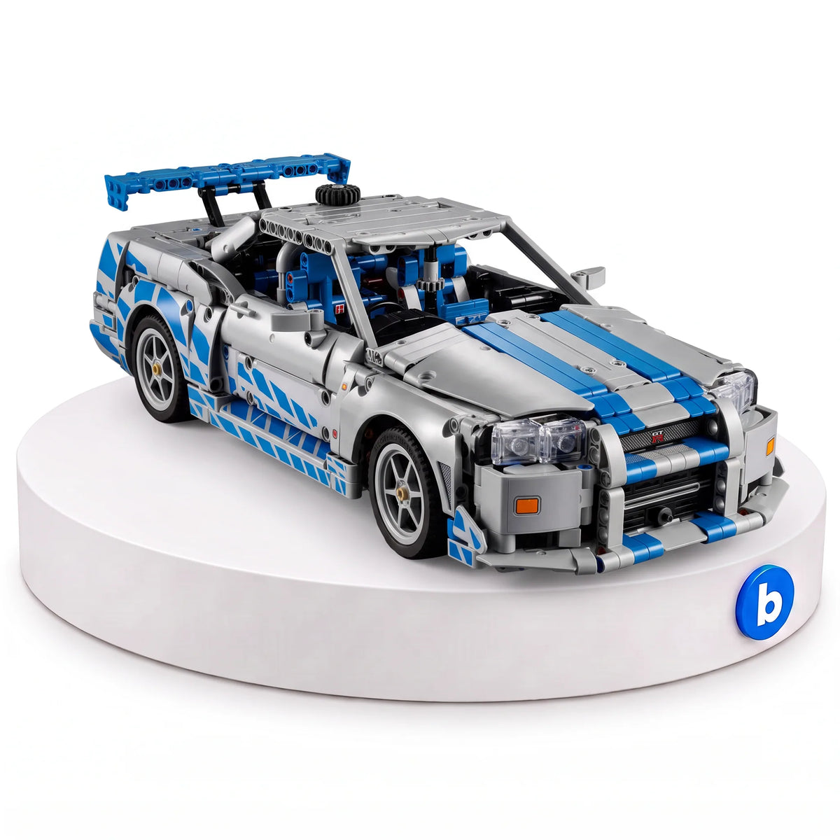 Nissan Skyline R34 em blocos de montar BlocoBox, com 1410 peças, na base branca com o selo da BlocoBox